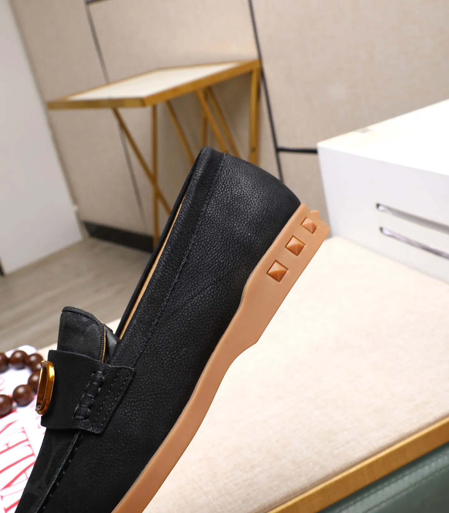 Men's shoes 💰520 [Valentino-Valentino] High-quality boutique men's shoes. The same style as the celebrities, original and authentic.✅ Made of imported cowhide + original apricot cowhide lining. The French luxury model is priced at 14,080 Swiss francs. It is also a Paris Fashion Week catwalk model. A brand can be deeply rooted in your heart, and a pair of shoes can make you linger. What you wear is not only noble, but also an aura. 👻Standard 38-45
